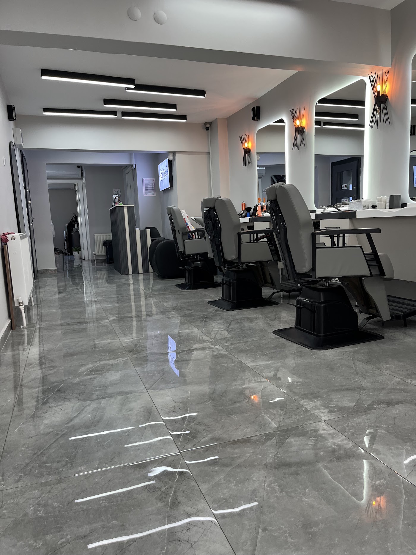Exist Berber — modern, gri mermer zeminli, LED aynalı berber salonu